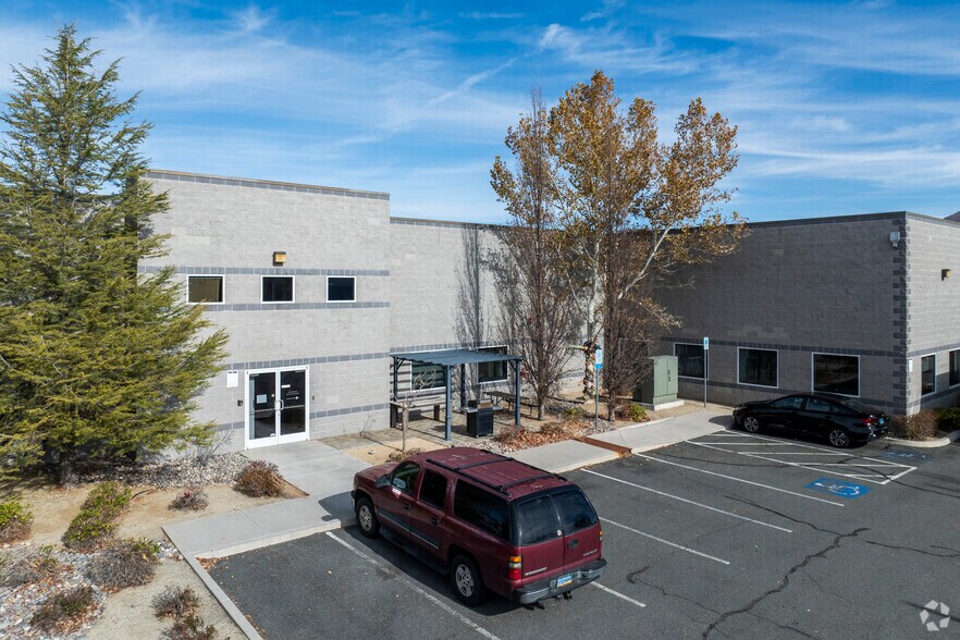 891 Trademark Dr, Reno, NV à louer - Photo du bâtiment - Image 3 de 9