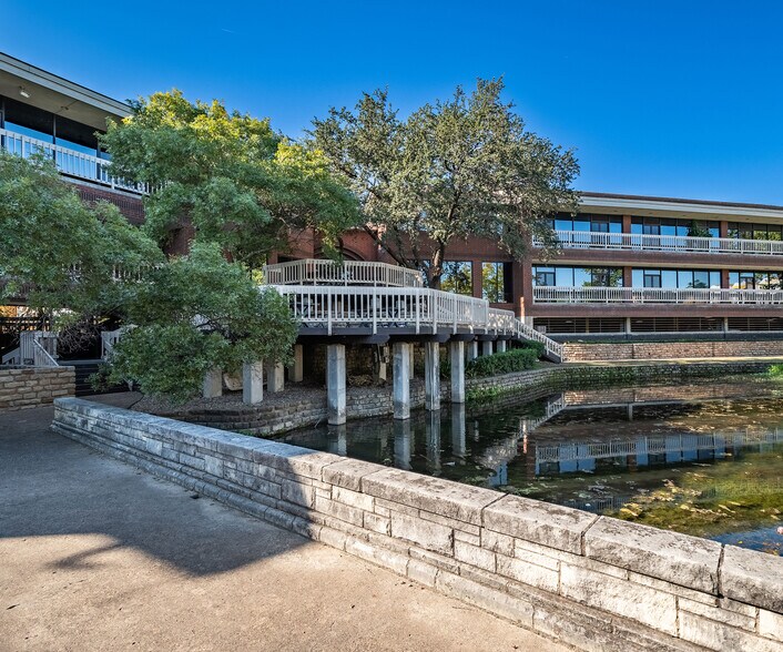 9535 Forest Ln, Dallas, TX à louer - Photo du bâtiment - Image 2 de 7