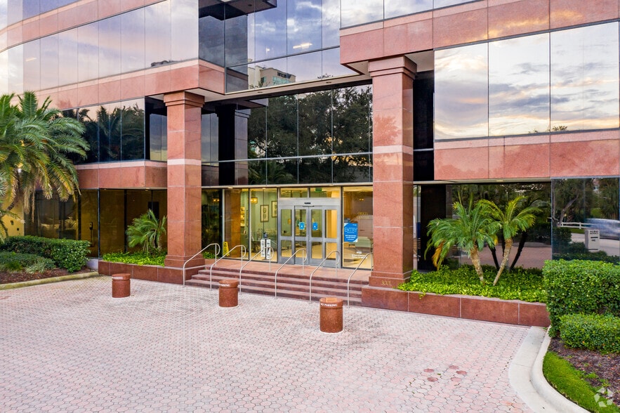 3001 N Rocky Point Dr E, Tampa, FL à louer - Photo du bâtiment - Image 2 de 3