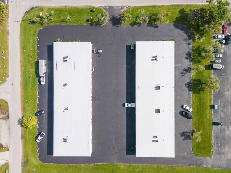 1390 Commerce Blvd, Sarasota, FL for lease - Building Photo - Image 3 of 14