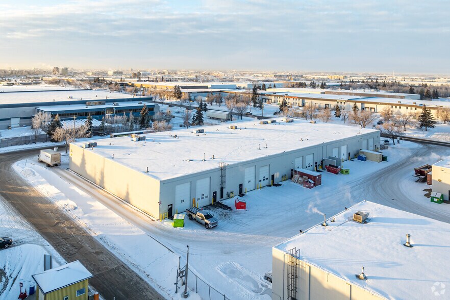 16204-16240 116 Av NW, Edmonton, AB à louer - Aérien - Image 3 de 4