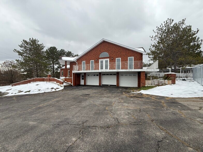 8411 Russell Rd, Ottawa, ON à vendre - Photo du bâtiment - Image 3 de 14