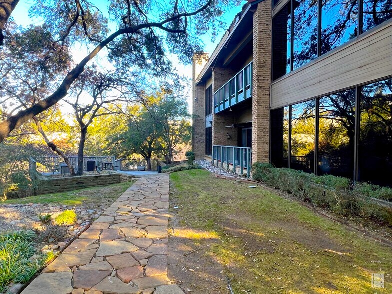 15441 Knoll Trail Dr, Dallas, TX à louer - Photo du bâtiment - Image 2 de 3
