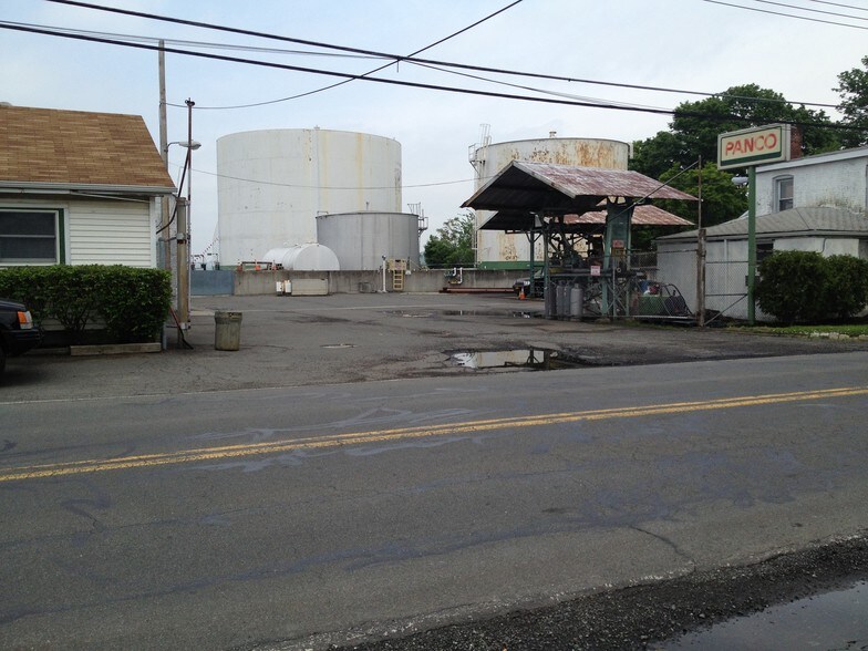 23 Grassy Point Rd, Stony Point, NY à louer - Photo du bâtiment - Image 2 de 9