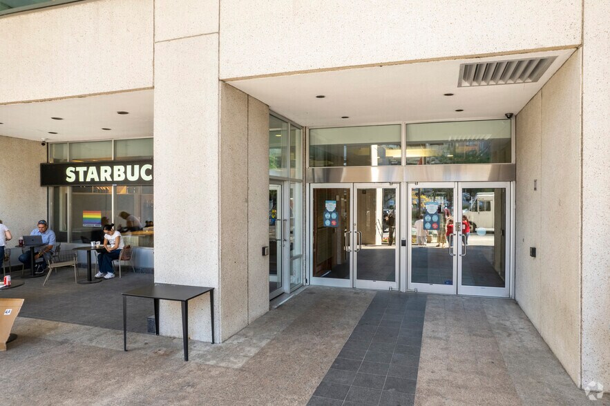 439 University Ave, Toronto, ON à louer - Photo du bâtiment - Image 3 de 7