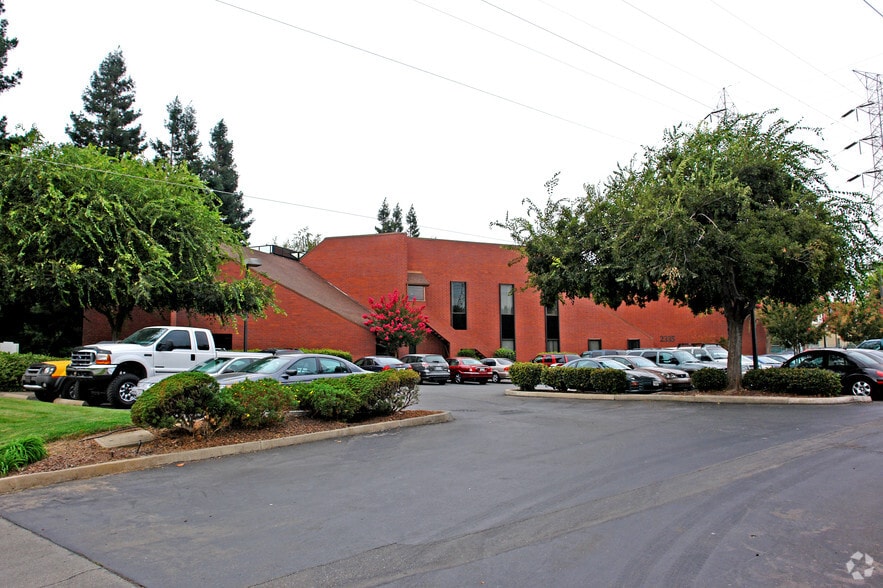 2335 American River Dr, Sacramento, CA à louer - Photo du bâtiment - Image 3 de 40