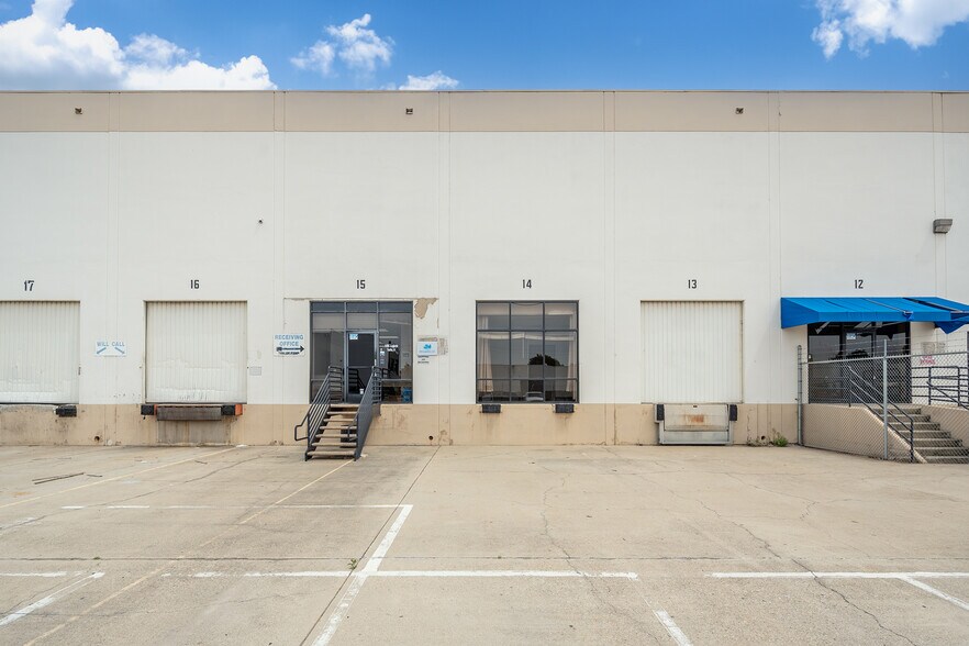 5455 E La Palma Ave, Anaheim, CA à louer - Photo du bâtiment - Image 2 de 7