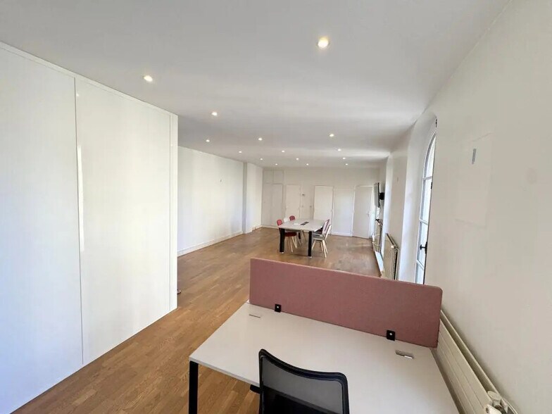 Bureau dans Versailles à louer - Photo du bâtiment - Image 2 de 8