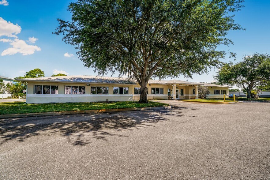 1601 NE Success Dr, Jensen Beach, FL à vendre - Photo du bâtiment - Image 2 de 18