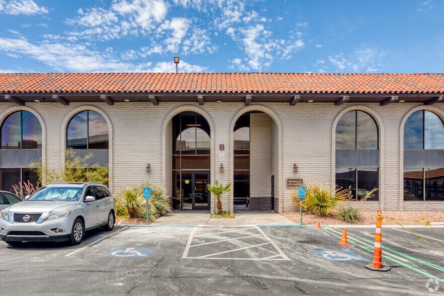 4220 S Maryland Pky, Las Vegas, NV à vendre - Photo du bâtiment - Image 2 de 24