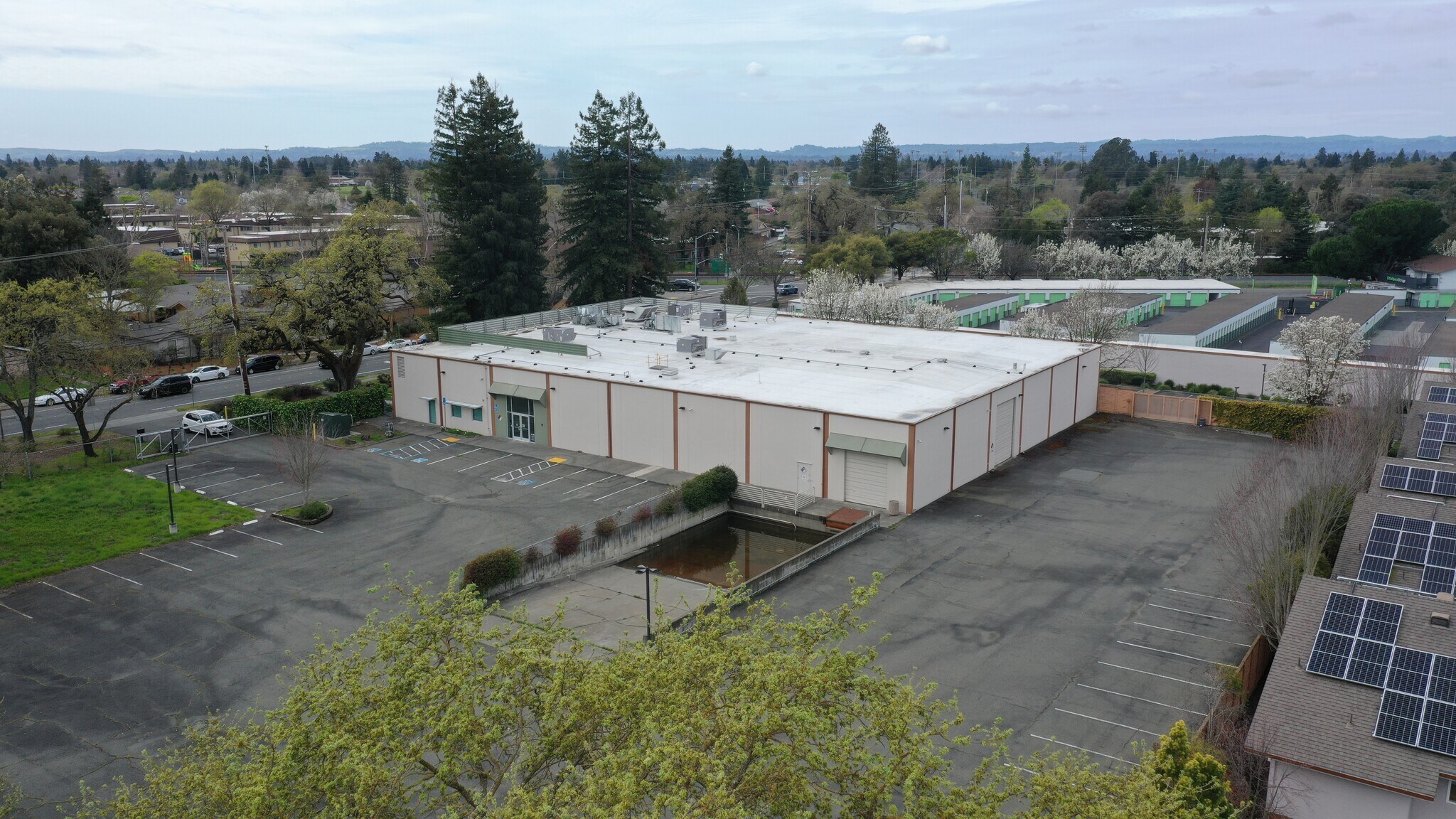 2049 W Steele Ln, Santa Rosa, CA à louer Photo du bâtiment- Image 1 de 15