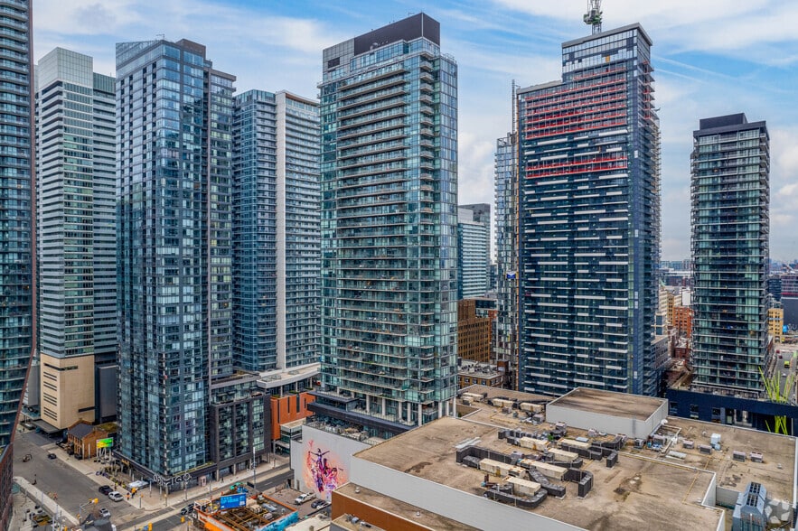 288-292 Adelaide St W, Toronto, ON for lease - Building Photo - Image 3 of 8