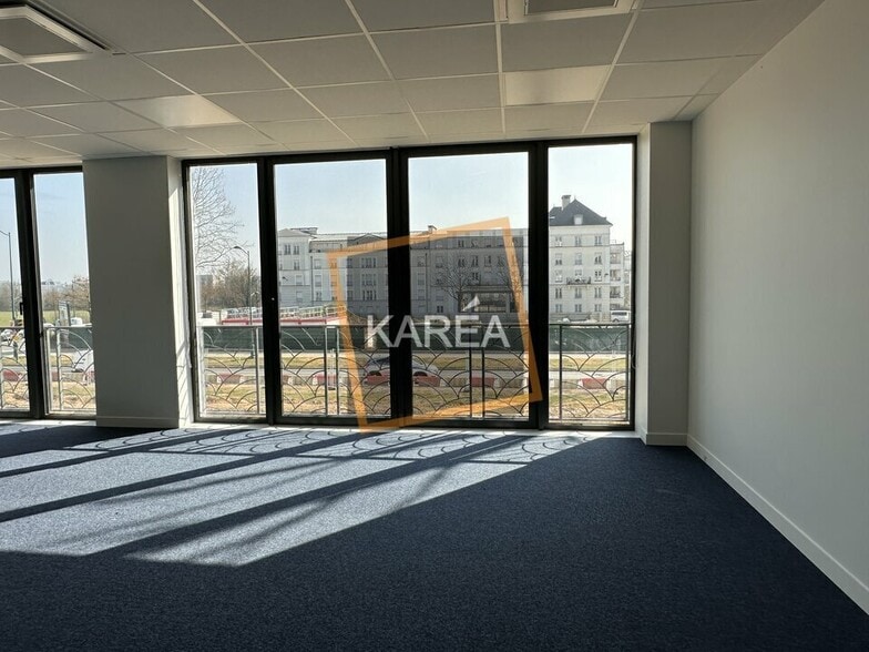 Office in Chessy for lease - Interior Photo - Image 2 of 5