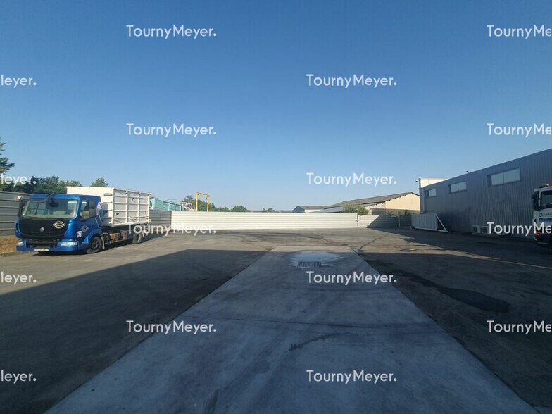 Industrial in Yvrac for lease - Building Photo - Image 2 of 7