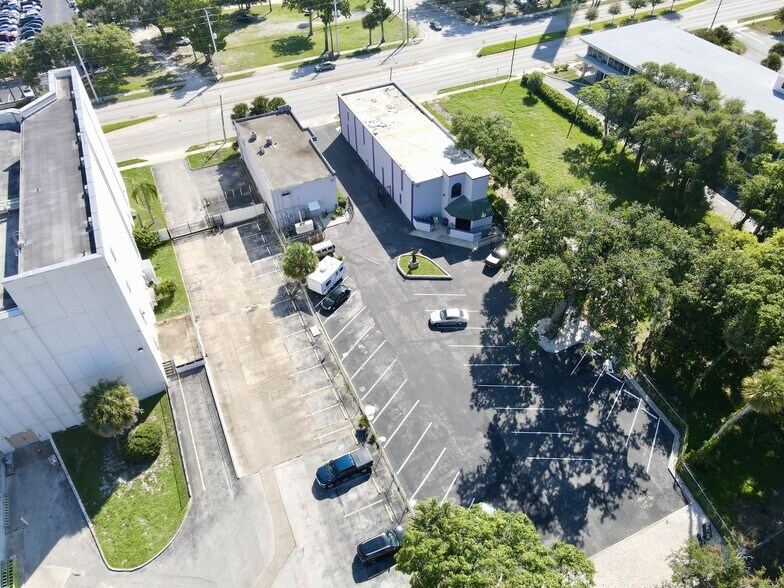 240 N Ridgewood Ave, Daytona Beach, FL à louer - Photo du bâtiment - Image 3 de 8