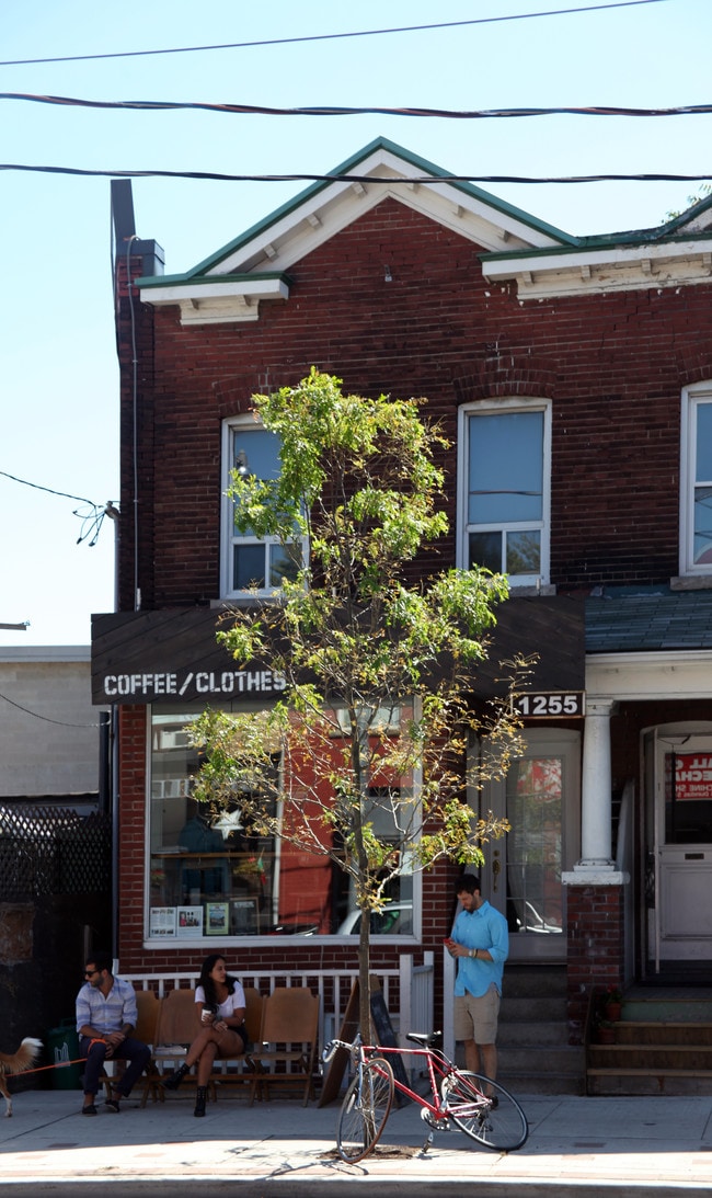 Plus de détails pour 1255 Dundas St W, Toronto, ON - Commerce de détail à louer
