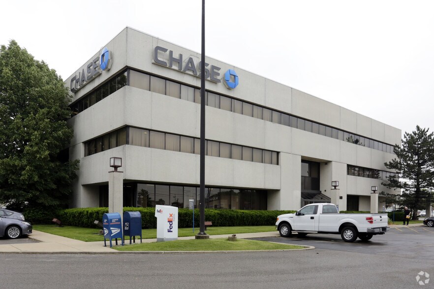 7501 Lemont Rd, Woodridge, IL à louer - Photo du bâtiment - Image 2 de 9