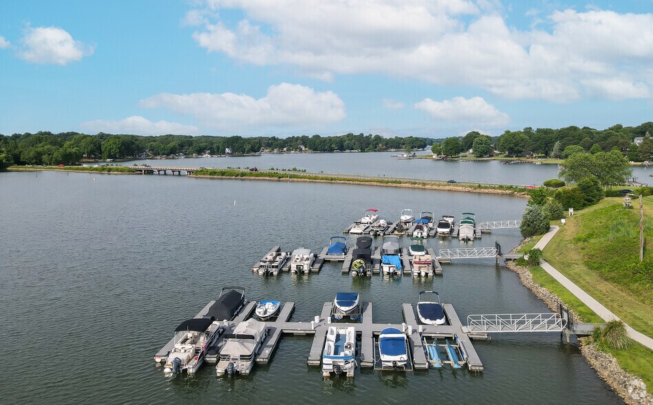 637 Williamson Rd, Mooresville, NC à louer - Photo du bâtiment - Image 2 de 2