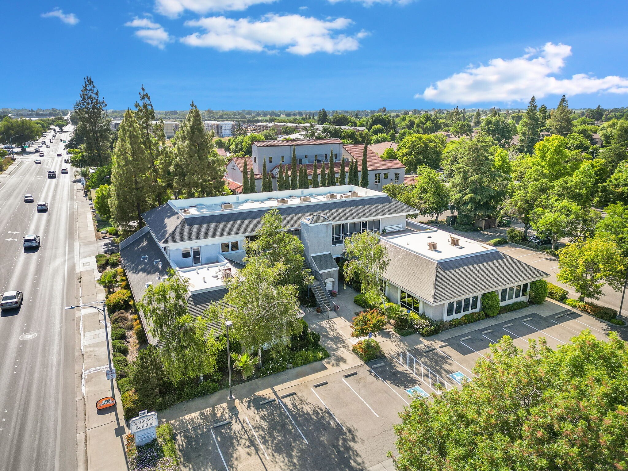 250 W Main St, Woodland, CA à louer Photo principale- Image 1 de 64