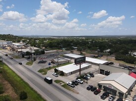 3917 FM 2147 W, Cottonwood Shores TX - Installation d’entreposage libre-service