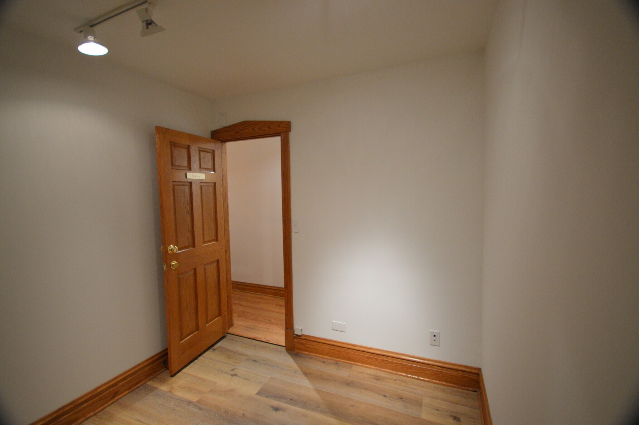 613 W Briar Pl, Chicago, IL for lease Interior Photo- Image 1 of 2