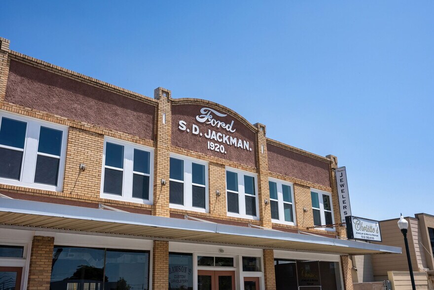 211-215 E Hutchison St, San Marcos, TX à louer - Photo du bâtiment - Image 2 de 16