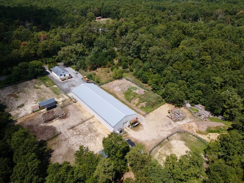 Strategic Mixed-Use Estate: 23.8-Acre portefeuille de 2 propriétés à vendre sur LoopNet.ca - Aérien - Image 2 de 16
