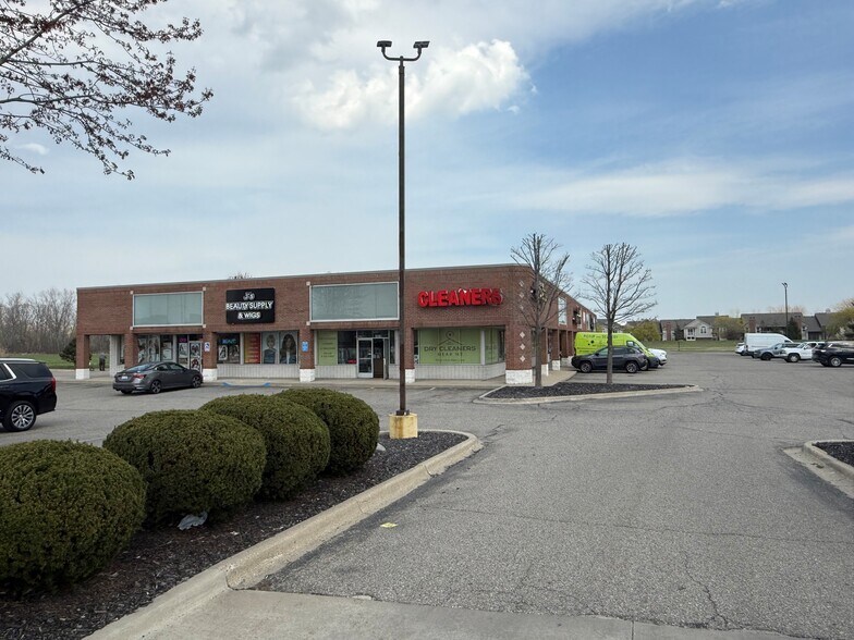 43200-43290 Hayes Rd, Clinton Township, MI à louer - Photo du bâtiment - Image 2 de 8