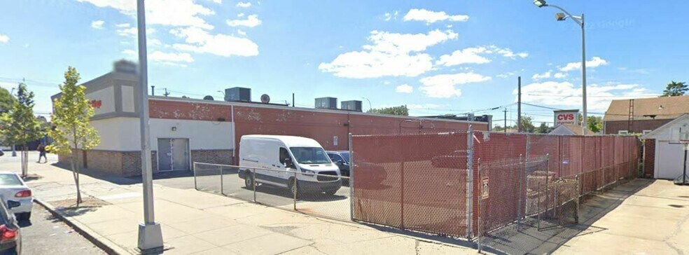 254-05 Hillside Ave, Bellerose, NY à louer - Photo du bâtiment - Image 2 de 8
