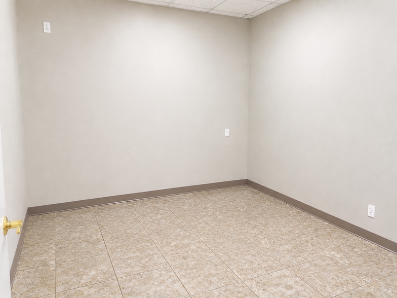 10801 Brooklet Dr, Houston, TX for lease - Building Photo - Image 3 of 16