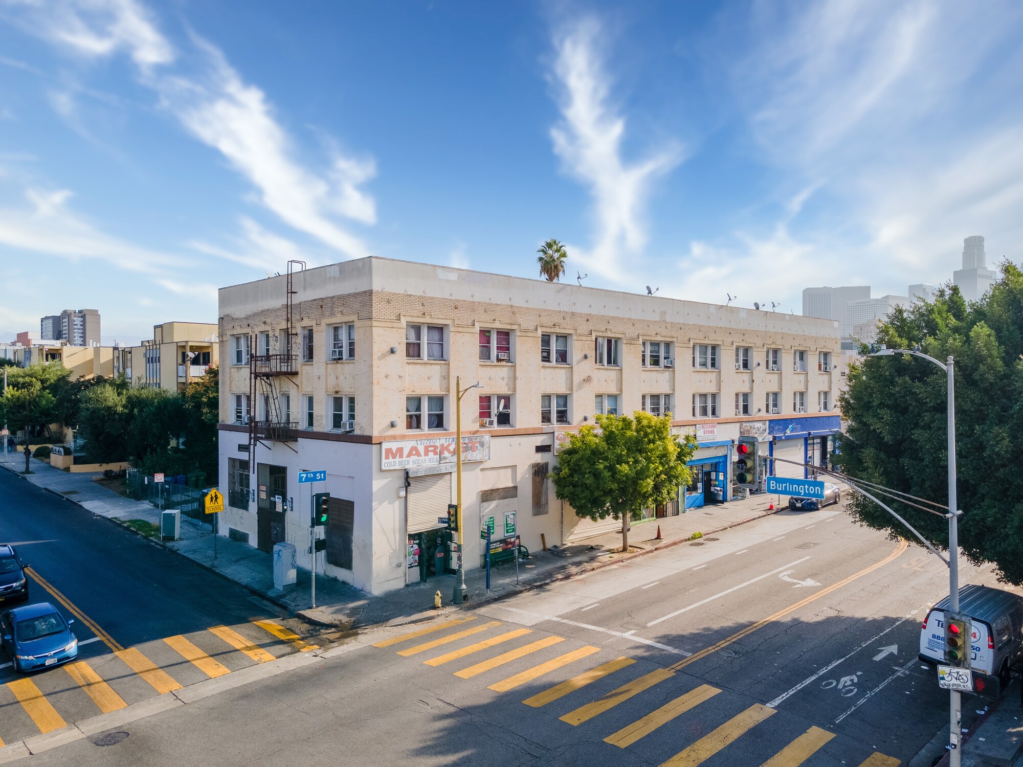 694 S Burlington Ave, Los Angeles, CA à vendre Photo du bâtiment- Image 1 de 20