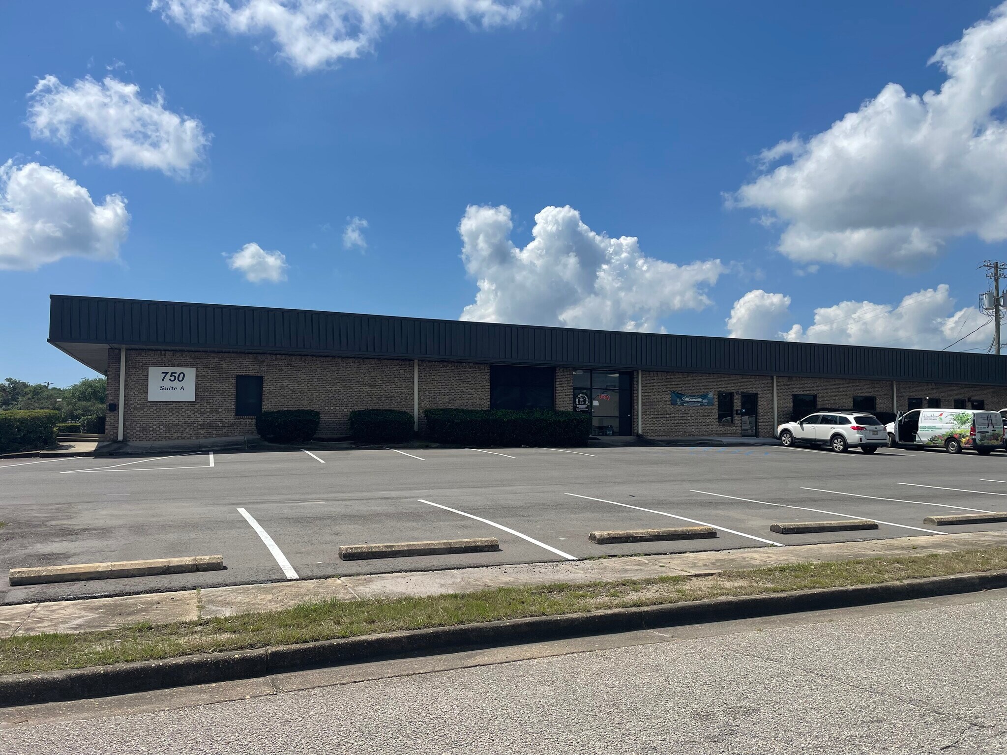 750 Lakeside Dr, Mobile, AL for lease Building Photo- Image 1 of 7