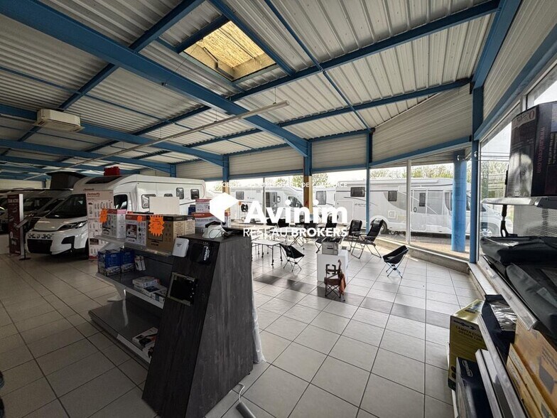 Retail in Choisey for lease - Interior Photo - Image 3 of 9