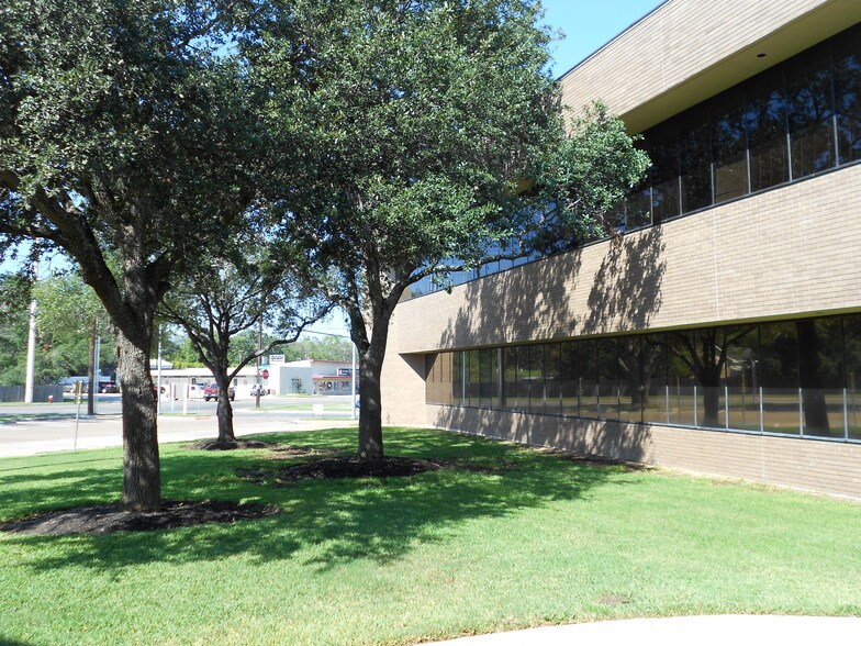 3833 S Texas Ave, Bryan, TX à louer - Photo du bâtiment - Image 2 de 14
