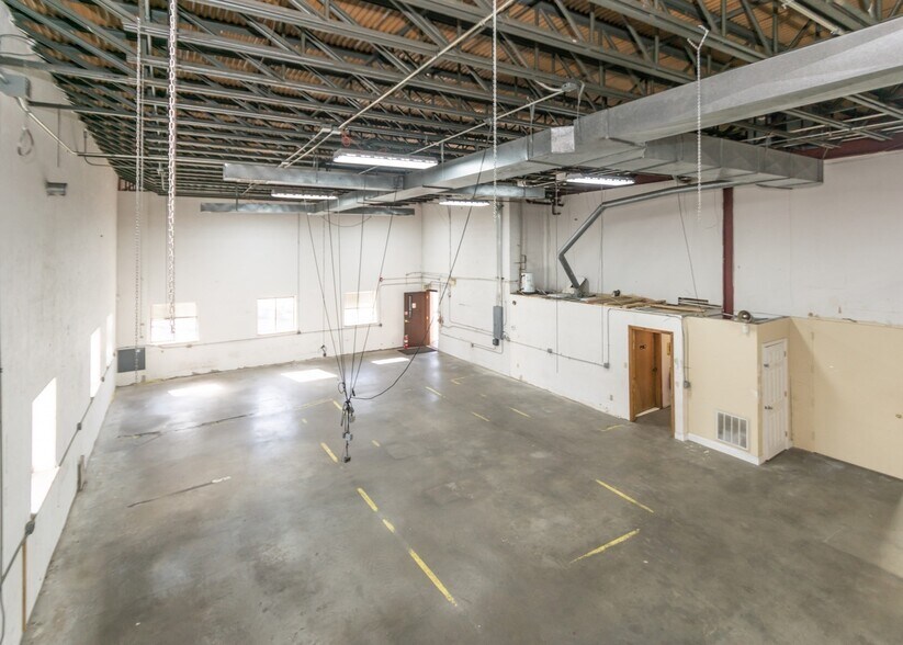 30 Clematis Ave, Waltham, MA à vendre - Photo du bâtiment - Image 3 de 8