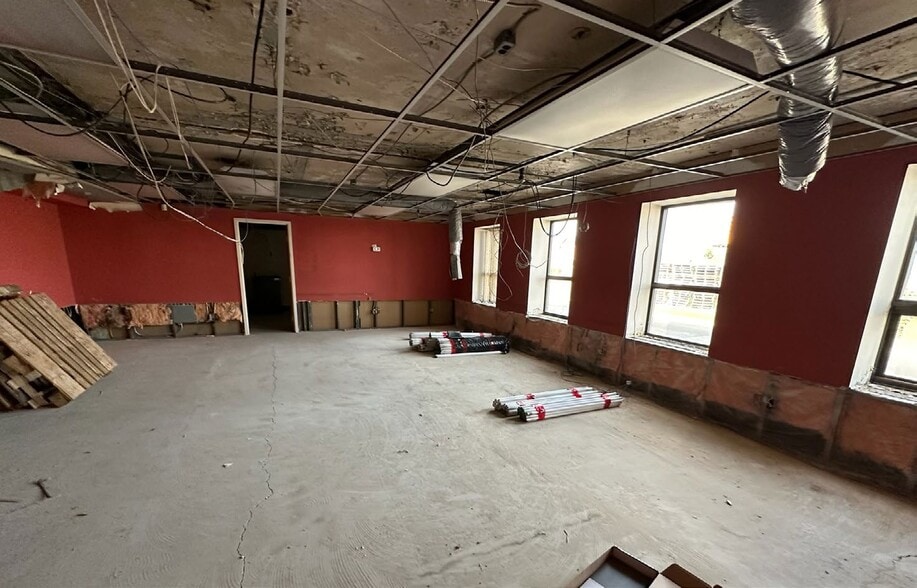50 Niagara St, St Catharines, ON for lease - Interior Photo - Image 3 of 11