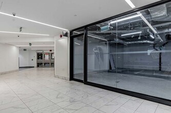 1 St Clair Ave E, Toronto, ON à louer Photo intérieure- Image 2 de 3