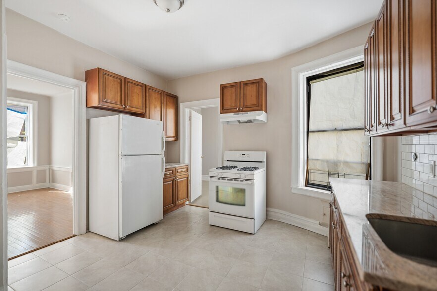 596 Wyona St, Brooklyn, NY à vendre - Photo du bâtiment - Image 3 de 26