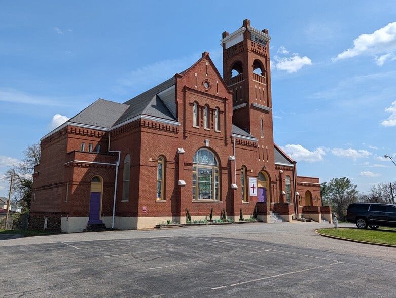 1018 Rivermont Ave, Lynchburg, VA for sale - Primary Photo - Image 1 of 12