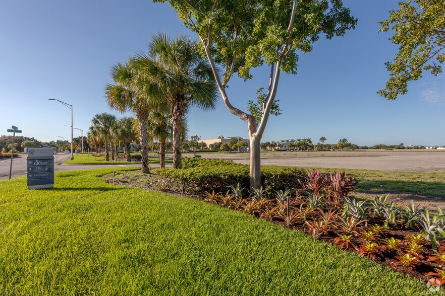 FAU Blvd, Boca Raton, FL à vendre - Aérien - Image 1 de 6
