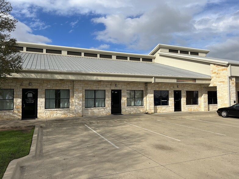 1100 Sam Bass Rd, Round Rock, TX for lease - Building Photo - Image 1 of 6