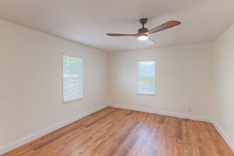 1200 40th St S, Saint Petersburg, FL for sale Interior Photo- Image 2 of 12