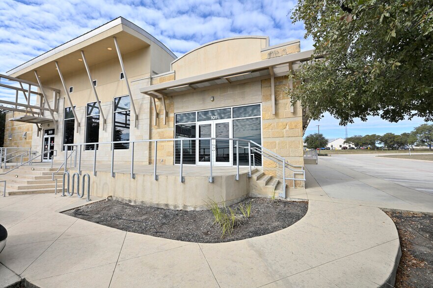323 N Loop 1604, San Antonio, TX à louer - Photo du bâtiment - Image 1 de 3