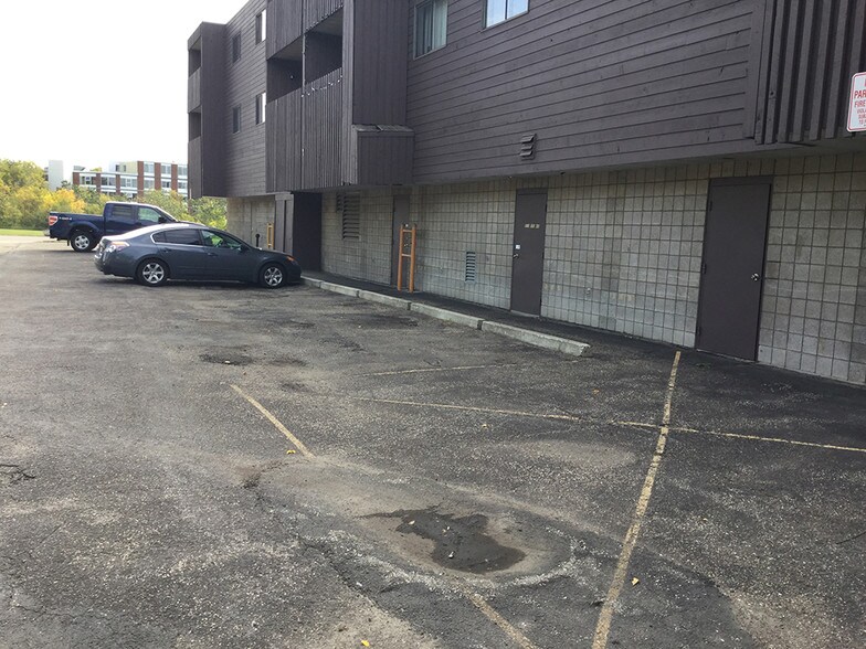 6710-6722 101 Av NW, Edmonton, AB à louer - Photo du bâtiment - Image 2 de 3