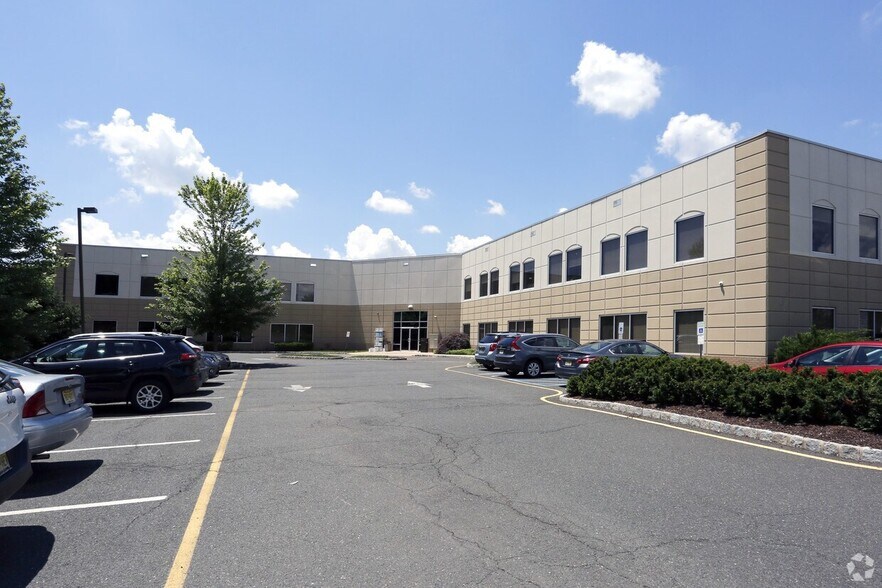 2050 Route 27, North Brunswick, NJ à louer - Photo du bâtiment - Image 2 de 26