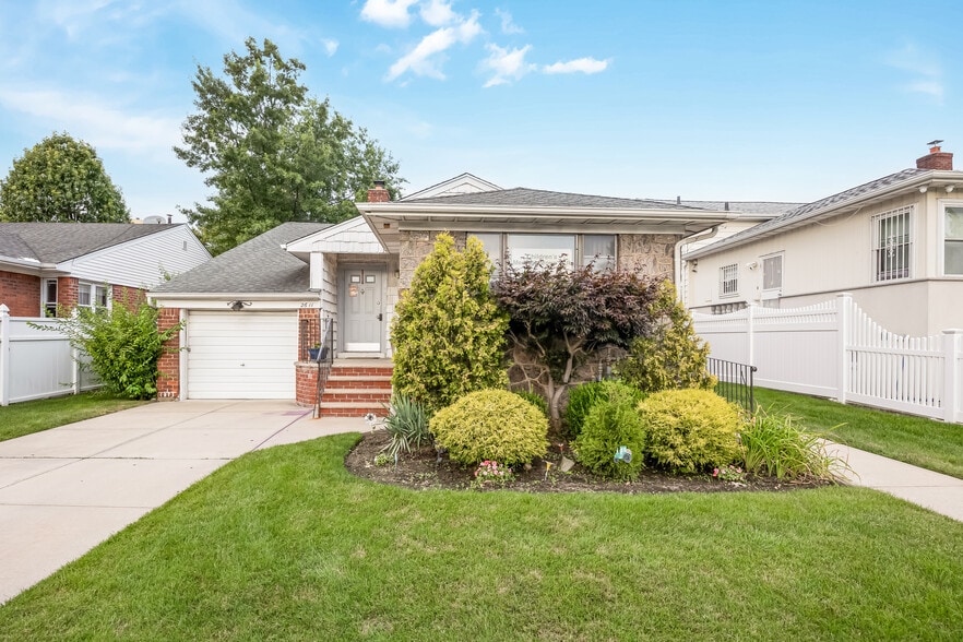 2611 Corporal Kennedy St, Bayside, NY for sale - Building Photo - Image 1 of 26