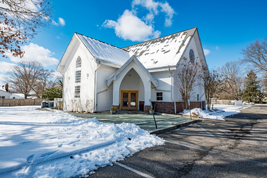 203 Pulaski Rd, Huntington Station, NY à vendre - Photo du bâtiment - Image 1 de 13
