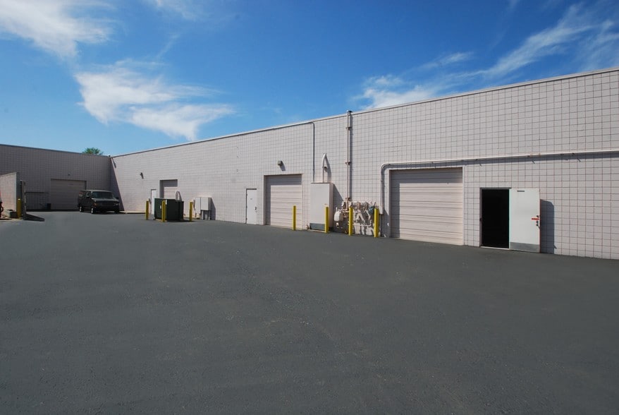 39205 Country Club Dr, Farmington Hills, MI à louer - Photo du bâtiment - Image 3 de 8