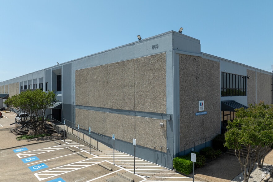 807-809 110th St, Arlington, TX for lease - Primary Photo - Image 2 of 22