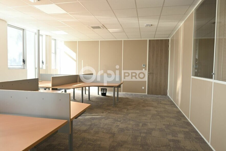 390-392 Rue Des Mercières, Rillieux-la-Pape for lease - Interior Photo - Image 2 of 32